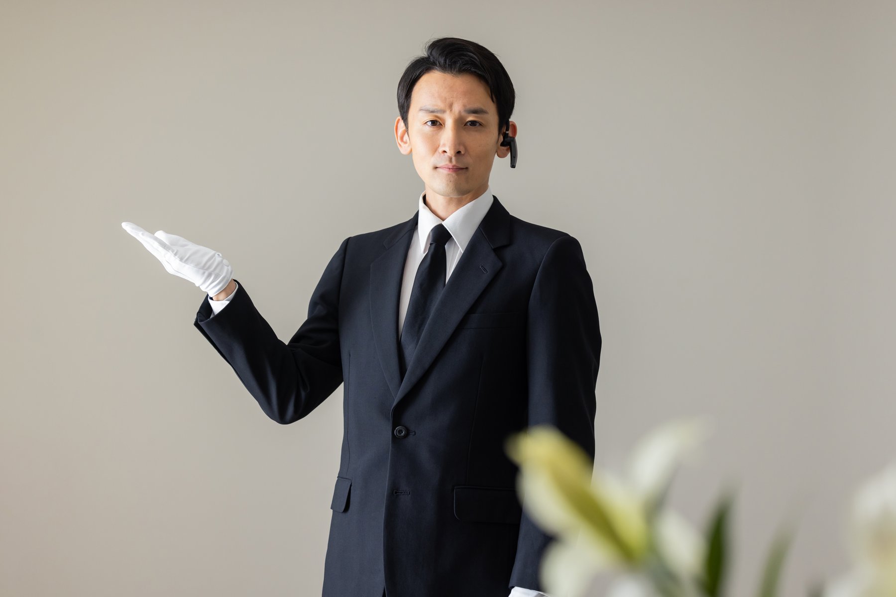 さいたま典礼の専門相談員（イメージ）と白い百合