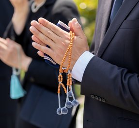 火葬式プラン：数珠を手に合掌する様子