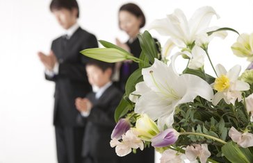家族葬プラン：ご家族での合掌と供花